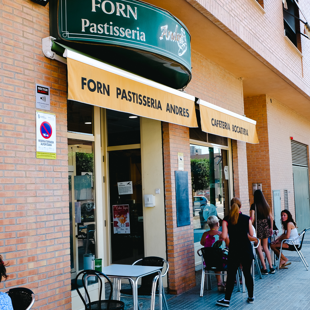Fachada del Forn Andrés con terraza y clientes